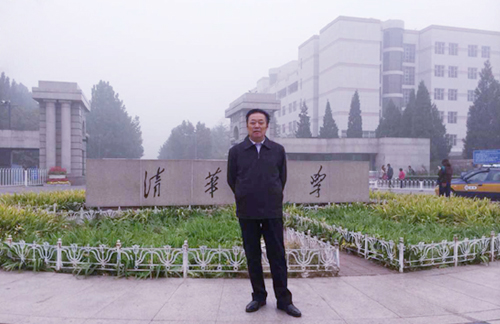 馮雪林在清華大學攝影留念